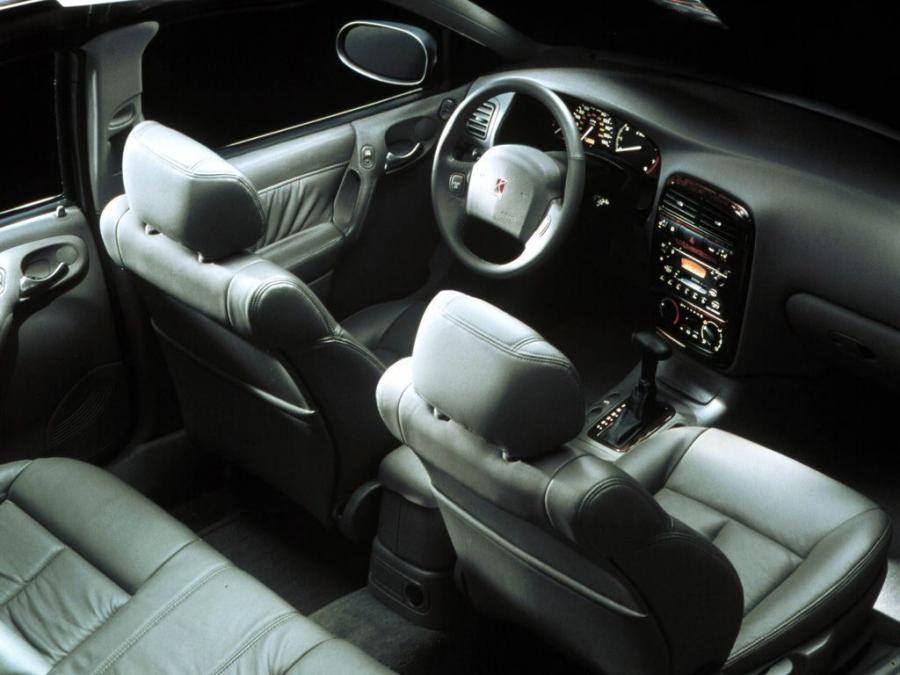 Интерьер Saturn LS 2000 года  (фото 3 из 11)